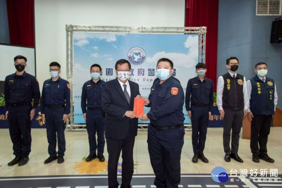 市長頒發破案慰問金，感謝楊梅分局警察同仁偵破大麻案<br />
