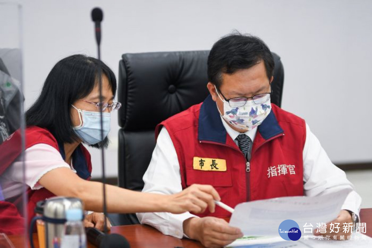 衛生局副局長陳麗娟向鄭市長說明接種情況