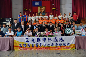 南崗扶輪社與南基醫療團隊進入三光國中為棒球隊員健康把關。（縣府提供）