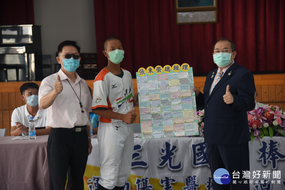 隊員感謝香里食品企業總經理張東榮長年補充營養。（縣府提供）