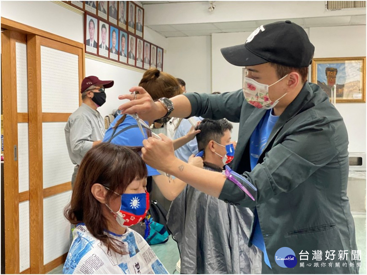 小林髮廊為榮民眷義剪服務