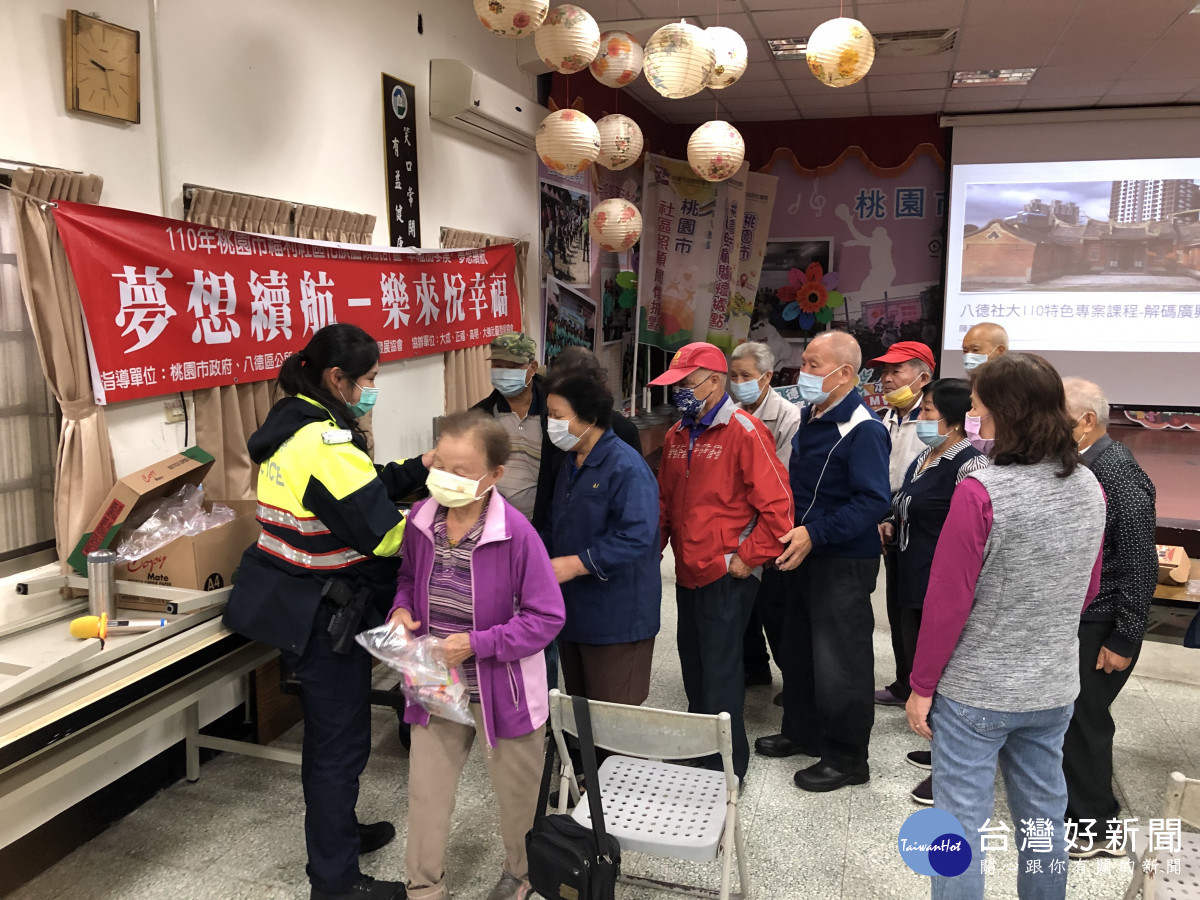 八德分局廣興派出所進行詐騙宣導，員警李萱瑩負責解說，期能降低詐騙情事發生機率。<br />
