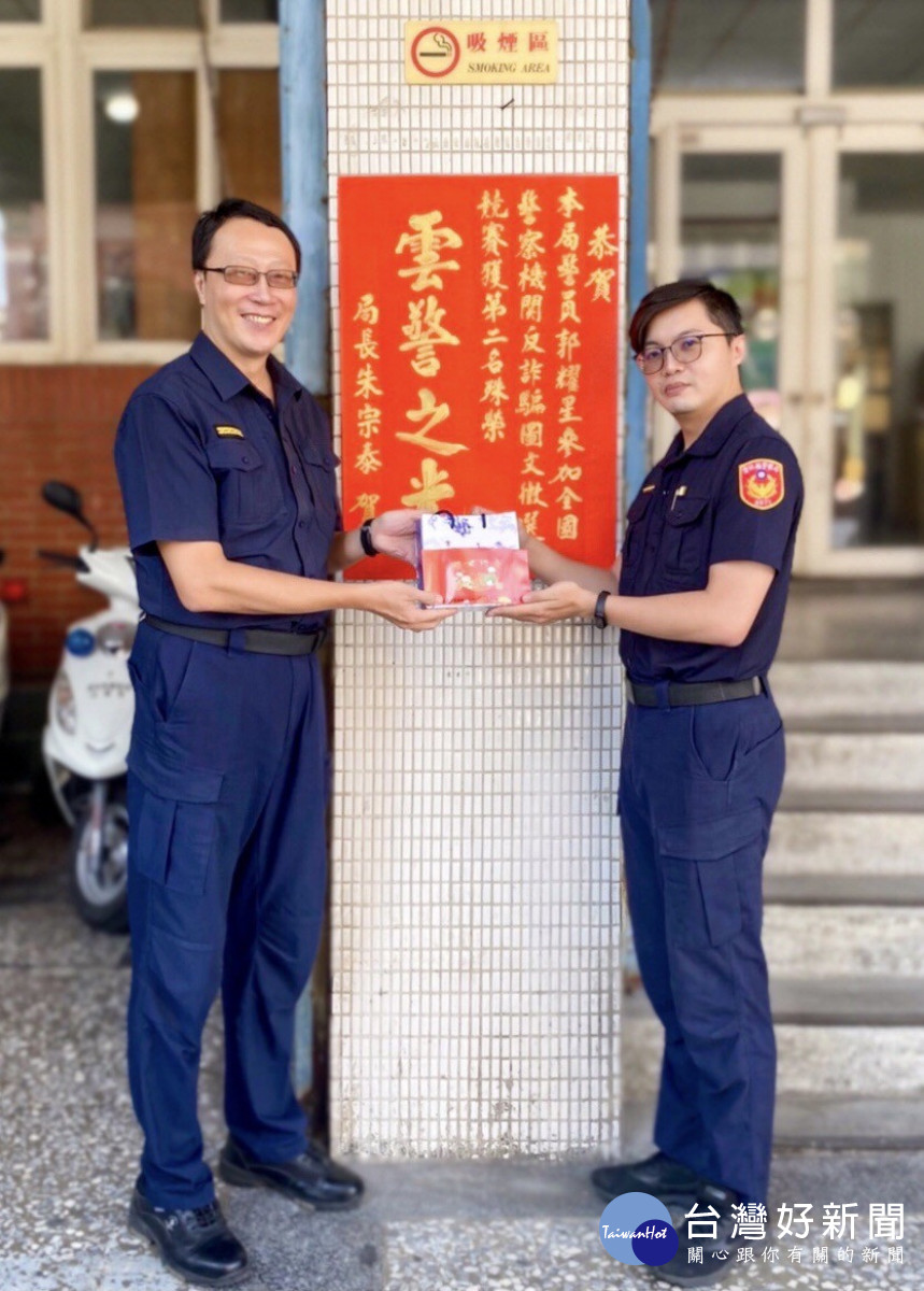 北港分局長蔡培元也特地至派出所恭賀紅榜及頒贈獎勵禮品祝賀/李光揚翻攝