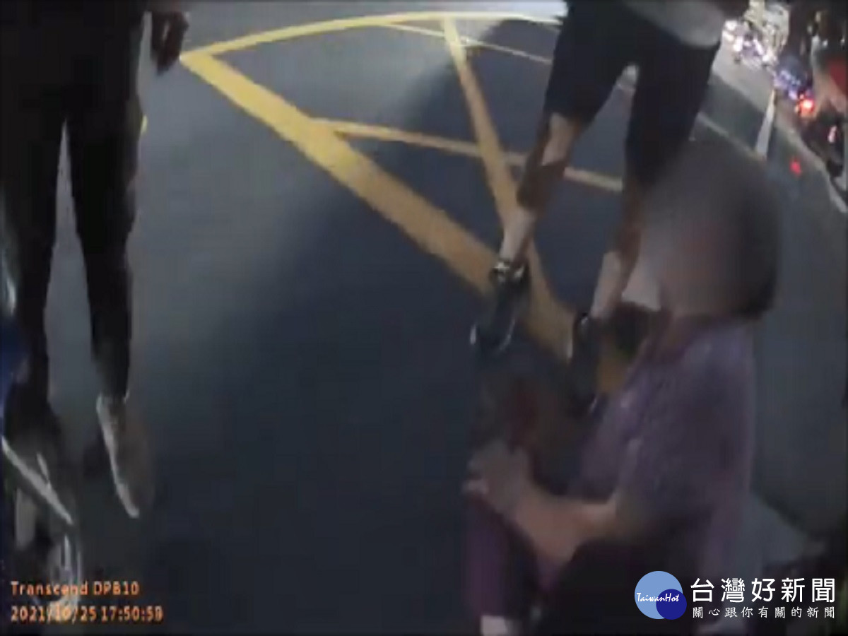 婦人追垃圾車摔倒爬不起　員警車陣搶救急送醫