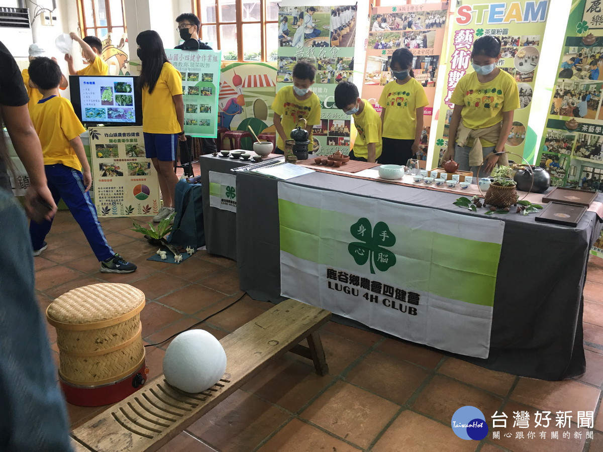 鹿谷鄉農會幼初組學童以家鄉茶為主題。（記者扶小萍攝）