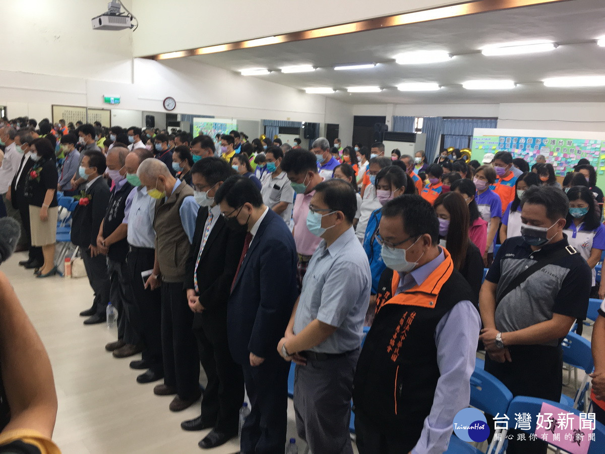 全體出席成員悼念林俊梧主委去逝。（記者扶小萍攝）