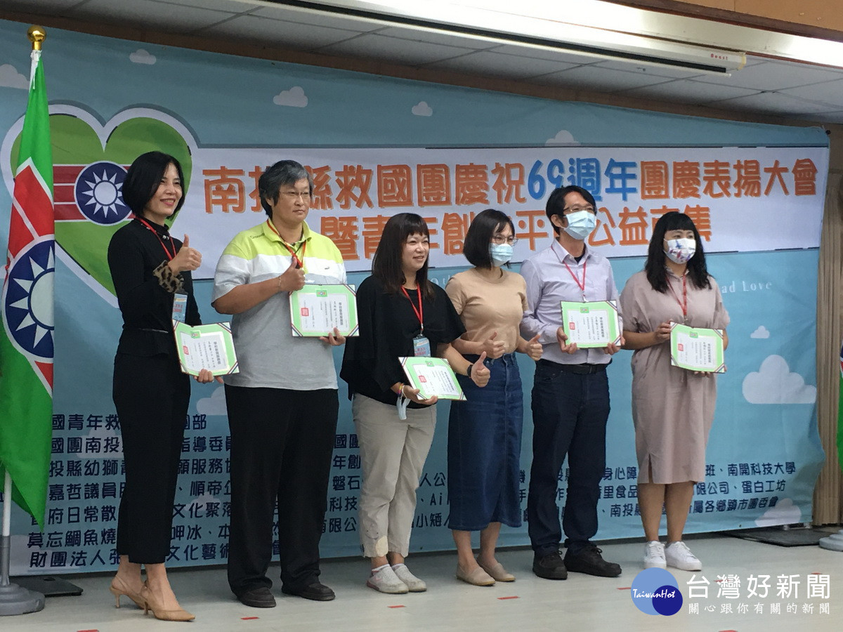 會中表揚中等學校教育服務獎。（記者扶小萍攝）