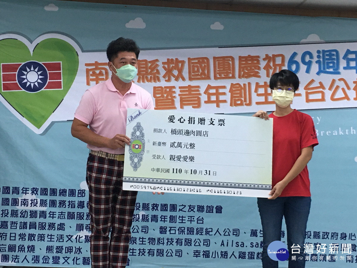 橋頭肉圓營運長許福能捐贈新愛愛樂。（記者扶小萍攝）