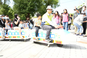 彰化市長林世賢和小朋友在戶羽機關車園區開箱「找軌」！圖彰化市公所提供