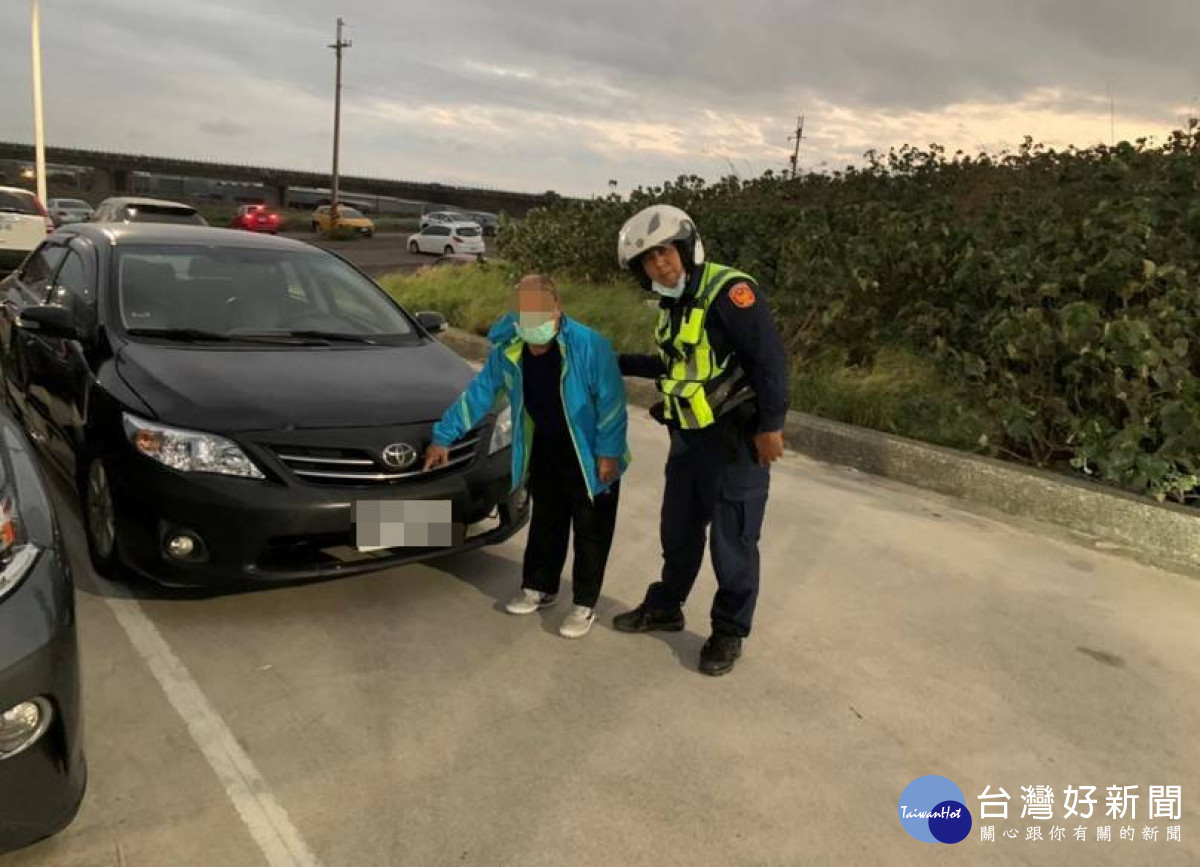 老翁採買魚貨忘記車停哪，警繞遍竹圍漁港尋回