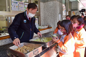 林明溱說營養午餐費用可考慮調整。（縣府提供）