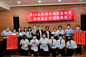 縣長王惠美接見彰化高中、鹿港高中榮獲高中地理奧林匹亞金牌師生，並頒獎鼓勵。圖／彰化縣政府提供