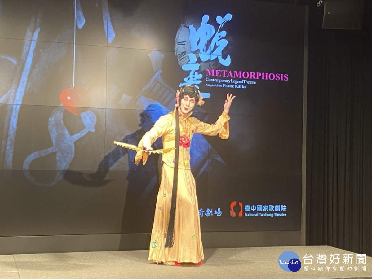 《蛻變》劇中，吳興國扮演妹妹時要展現傳統京劇「旦行」演員困難的「蹺功」。（圖/記者賴淑禎攝）