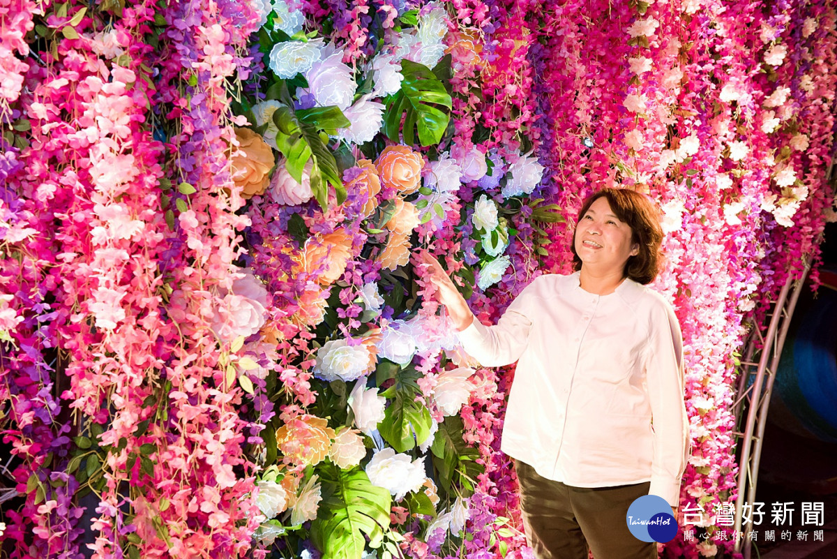 KANO園區內的5米「幸福花牆」十分吸睛，粉色花海搭配光纖花成為活動期間最漂亮的打卡拍照景點／陳致愷翻攝