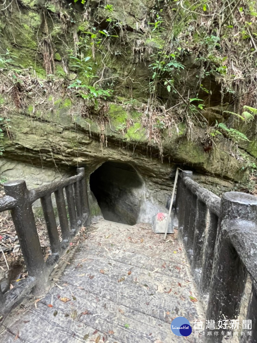 大窩生態園區內的伯公古圳道，讓人感受當初先民開拓的辛苦，必須以人工開鑿石壁，鑿出賴以為生的灌溉系統。（圖/記者王丰禾攝）