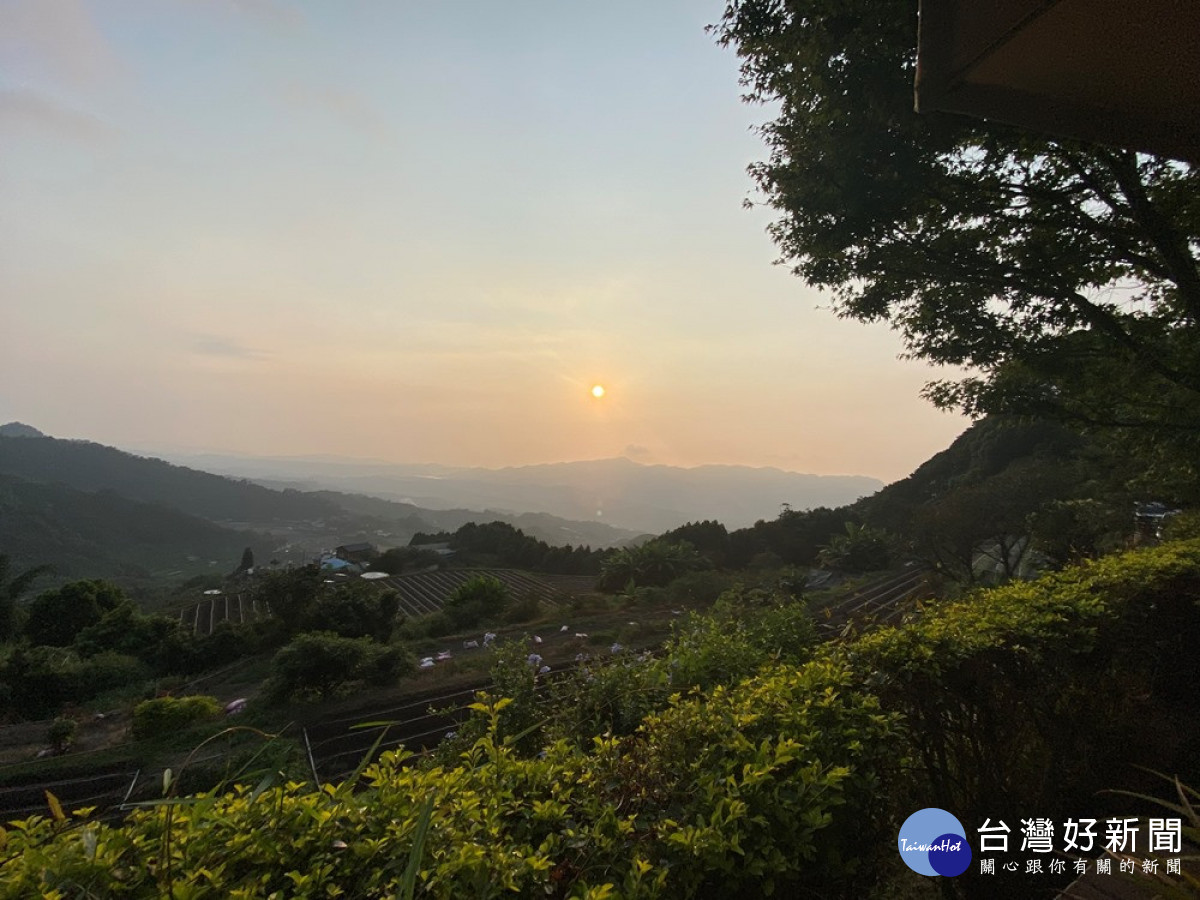 馬那邦山的夕陽餘暉，隨著天候變化，每天呈現出不同的風貌。（圖/記者王丰禾攝）