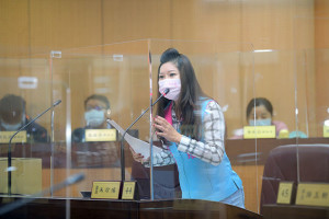 ▲為毛小孩請命，市議員朱珍瑤：應強化遊蕩犬貓認養。(圖/市議會提供)