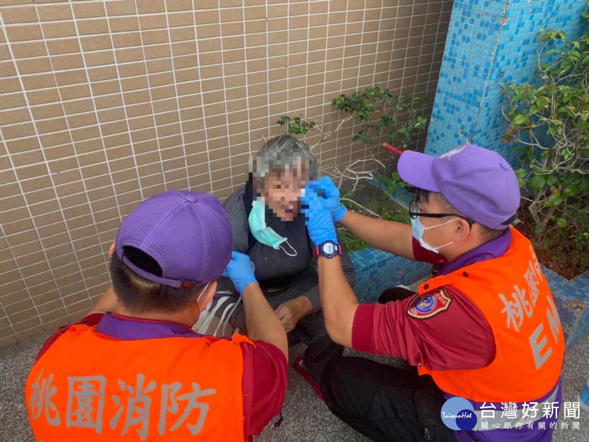 老婦身體不適癱坐路旁，警方協助送醫並無大礙