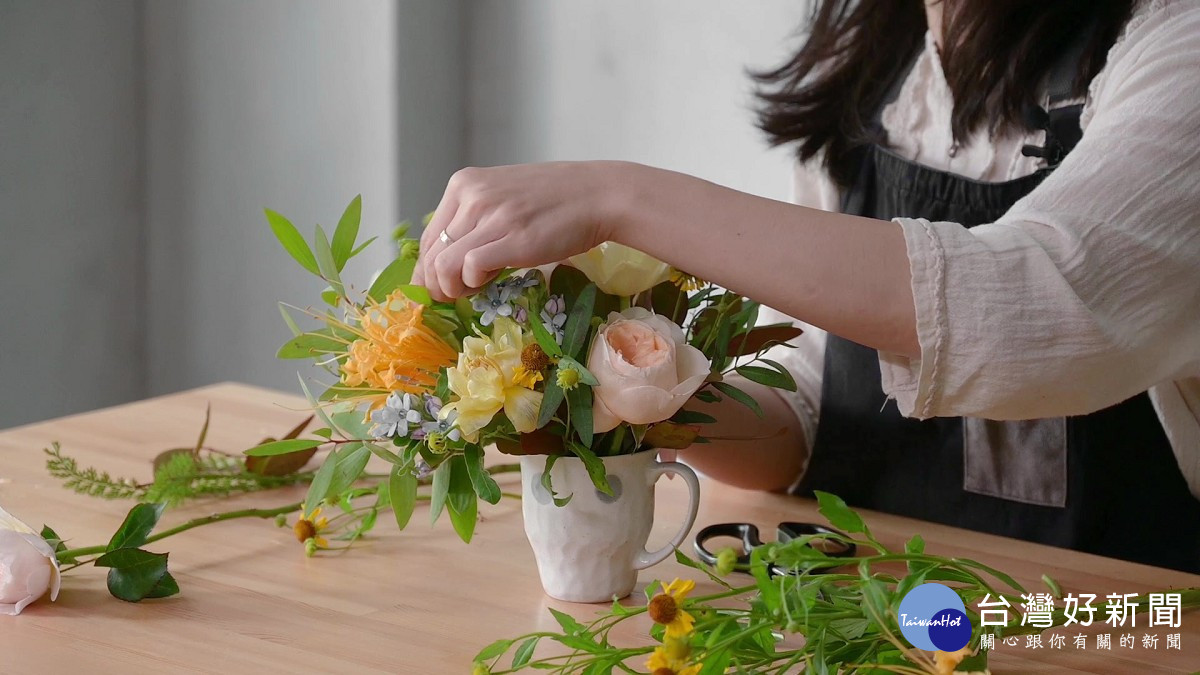 陶博館鼓勵民眾運用居家日常的陶瓷器皿，結合花草植物，玩出百變居家花藝創意