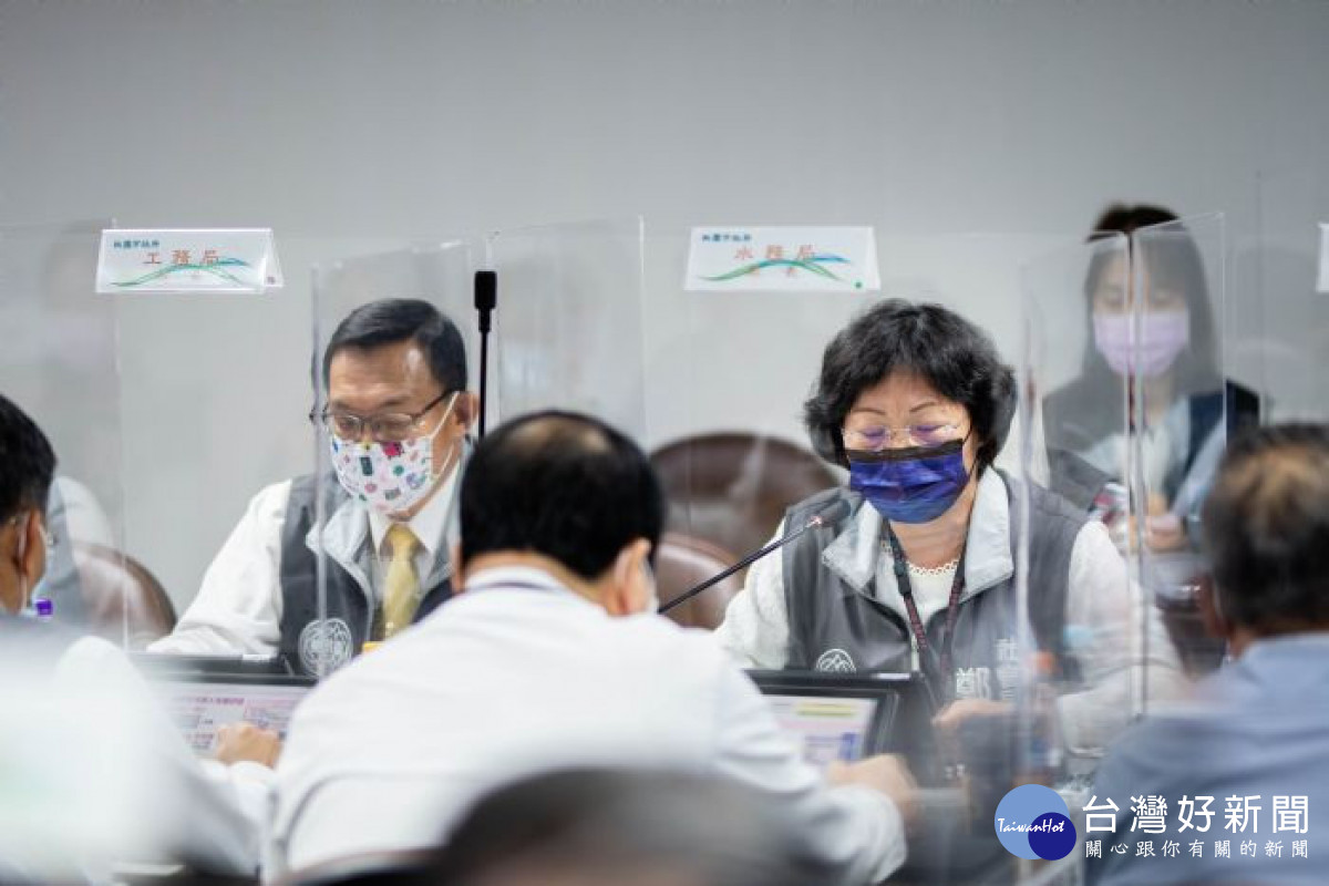 社會局長鄭貴華表示，除了對接中央五大紓困措施之外，桃園也因地制宜，另提出三項地方紓困措施<br />
<br />
