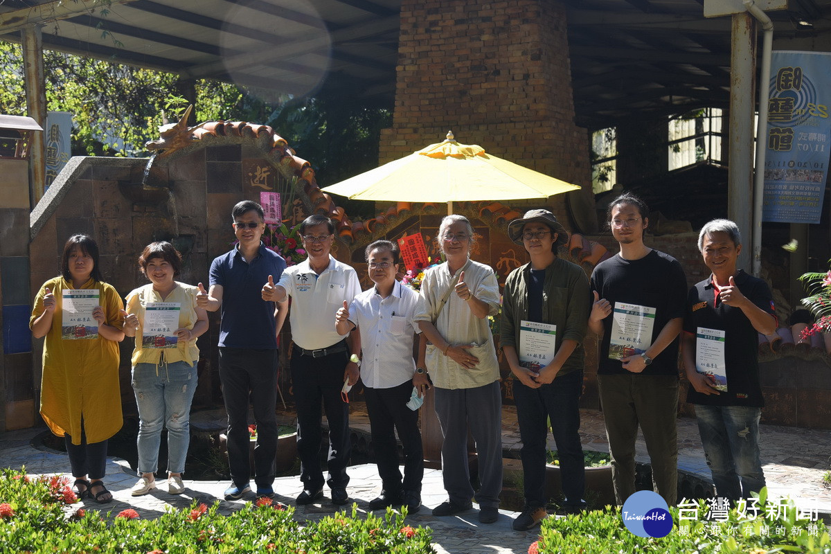 頒發南投陶裝飾技法3年研習計畫第1年研習證書給5位學員。