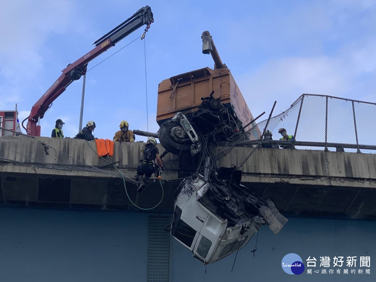 大貨車衝破護欄車頭懸空掛國道一高架護欄　駕駛受困於其中情況十分危急