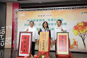 布袋鎮長陳鳳梅帶領布袋鎮入選2021年經典小鎮，獲內政專業三等獎章肯定／嘉義縣府提供