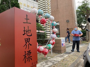 超大界標模型！東勢地政事務所宣導土地地界