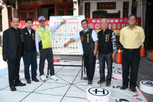 林世賢市長（戴帽者）與彰化縣八卦山象棋協會理事長葉孟家（右3）在記者會中進行「上將（帥）禮」儀式。