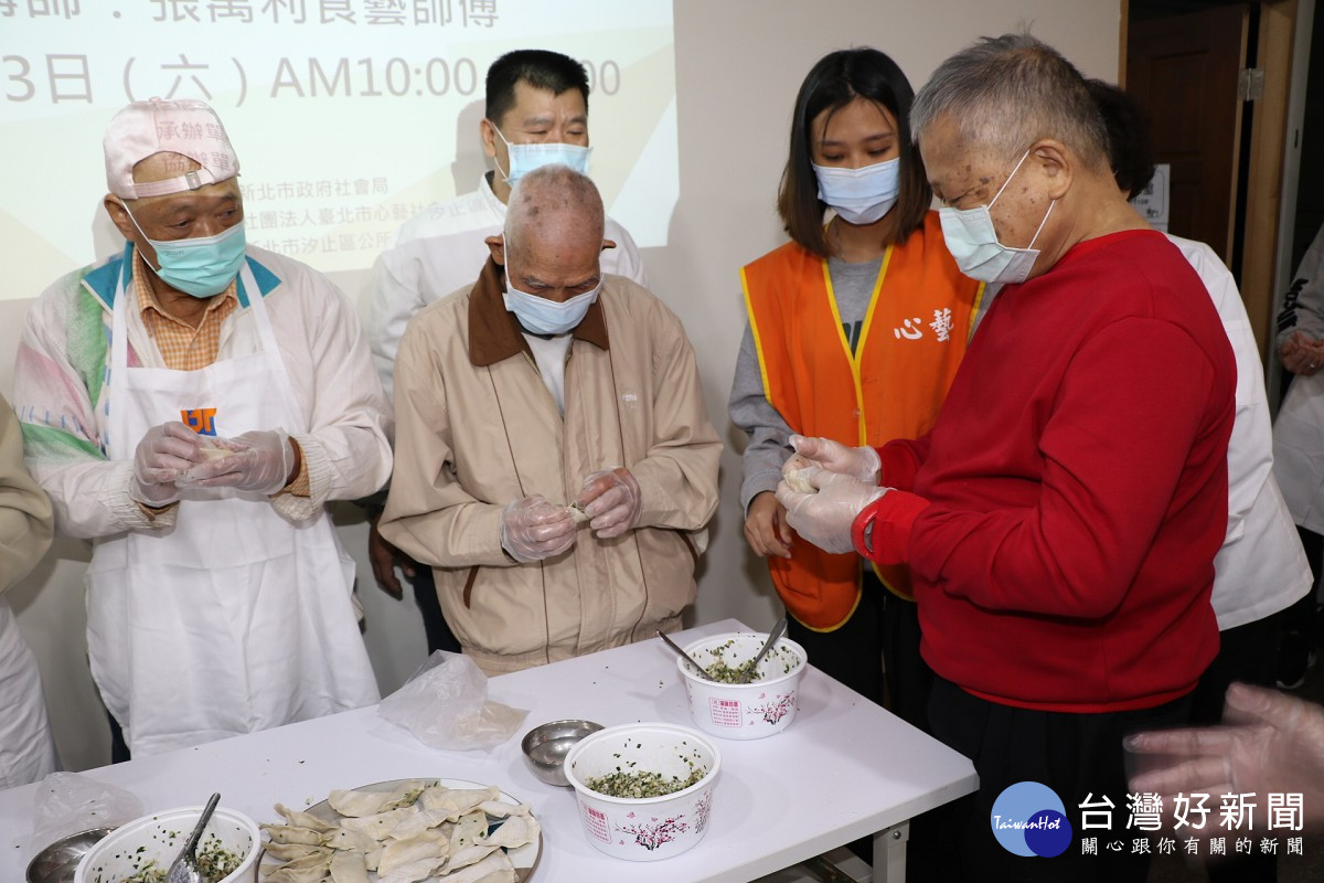 92歲的康朝輝（左2）包起水餃來非常俐落  還會捏皺褶