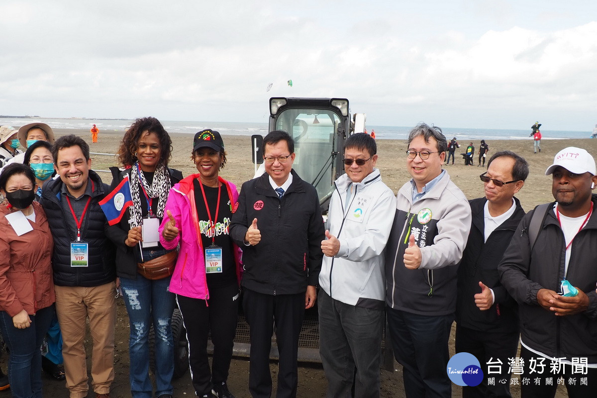 桃園市政府與外交部、環保署共同舉辦14國駐台使節人員淨灘活動，體驗台灣對於海洋生態的保護。
