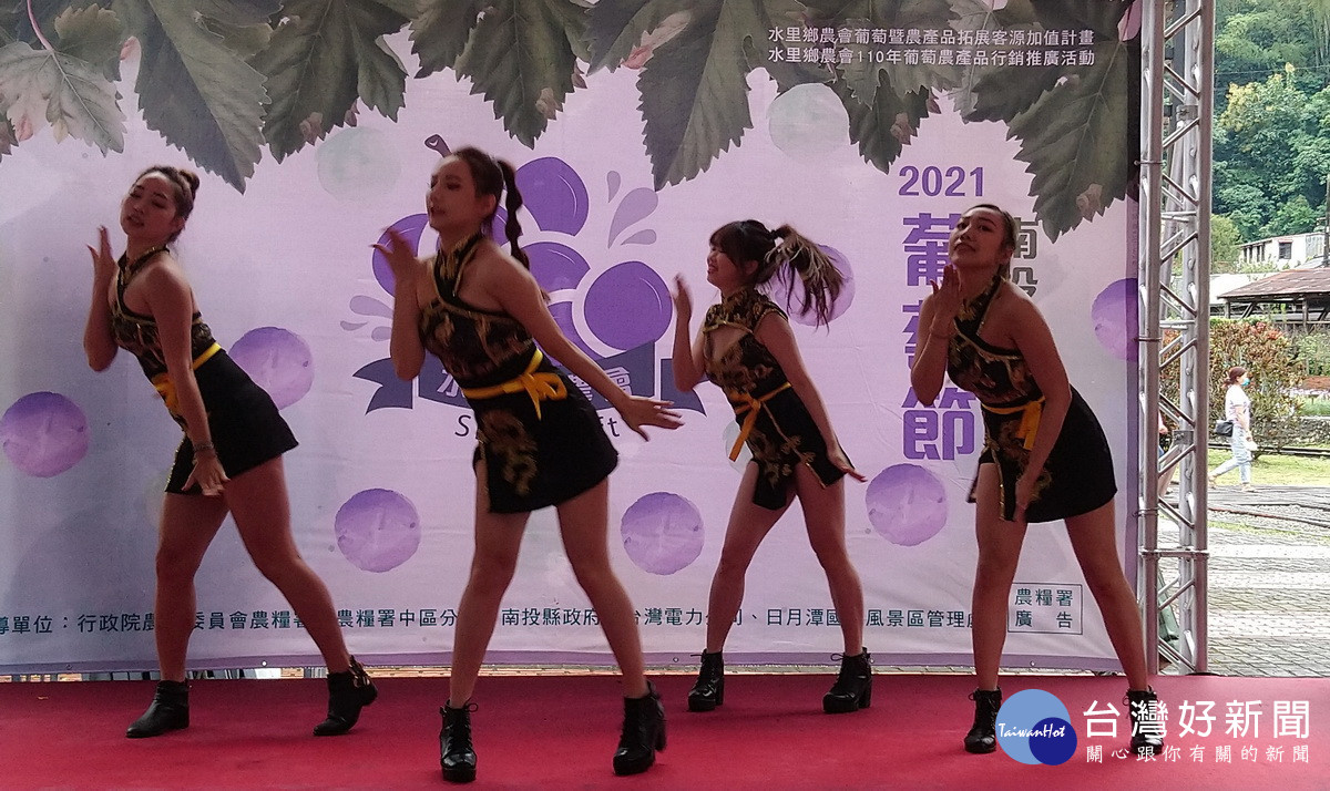小美人魚舞團的紫射舞動〈記者記者吳素珍攝〉