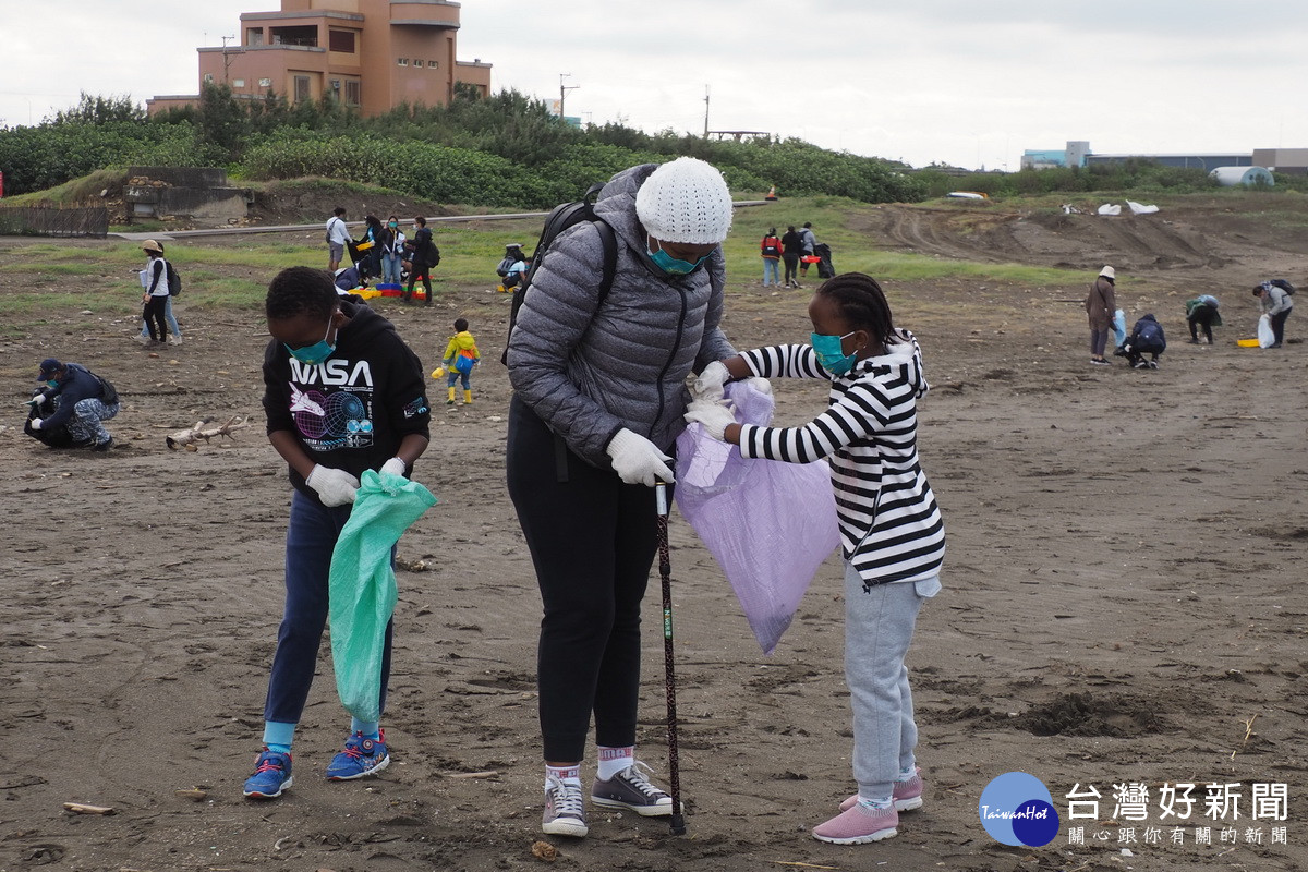 「向海致敬，健康海洋無國界」活動中，14國駐台使節人員親子共同進行淨灘活動。