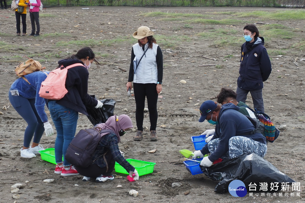 「向海致敬，健康海洋無國界」活動中，14國駐台使節人員親子共同進行淨灘活動。