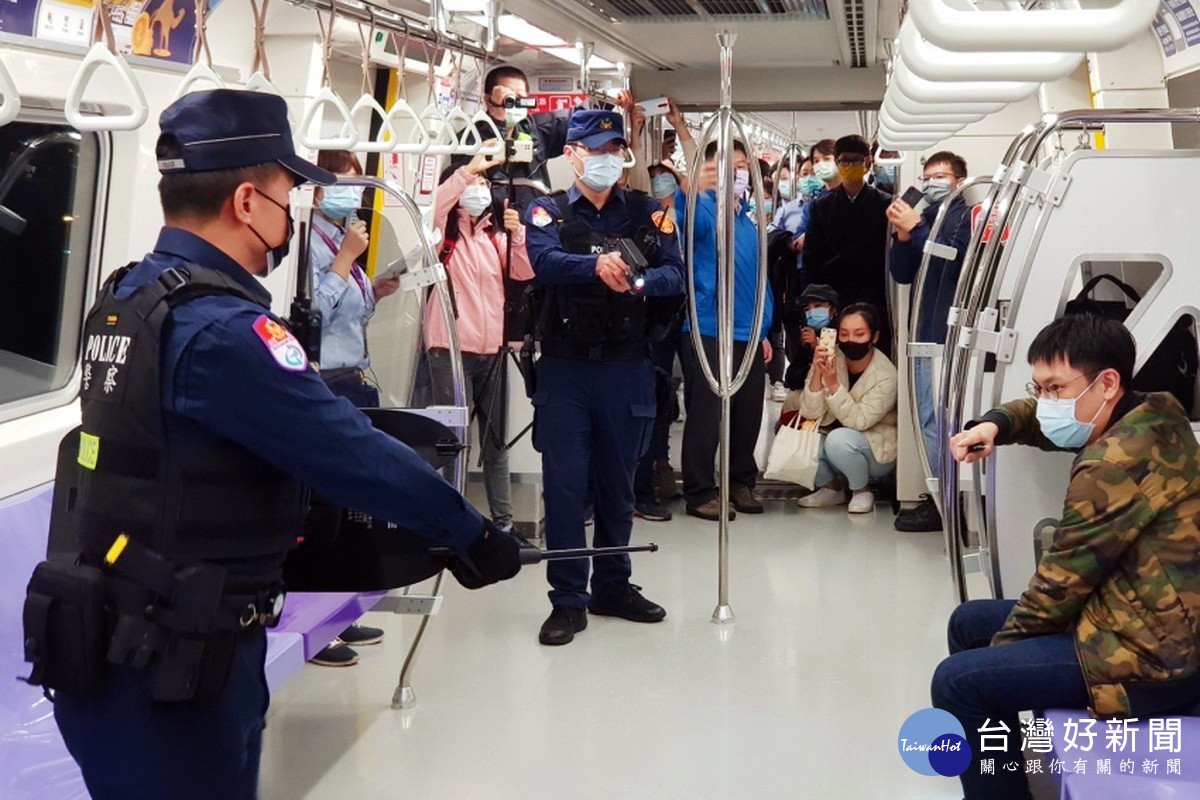 為強化大眾運輸事故發生緊急應變能力，桃園捷運公司舉辦「列車發生故障及捷運車廂犯罪事件」情境演練。