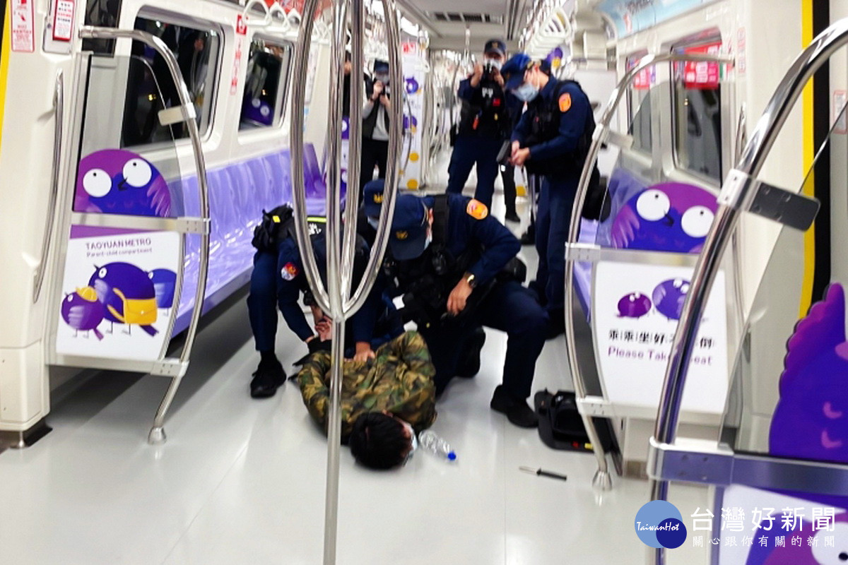 為強化大眾運輸事故發生緊急應變能力，桃園捷運公司舉辦「列車發生故障及捷運車廂犯罪事件」情境演練。