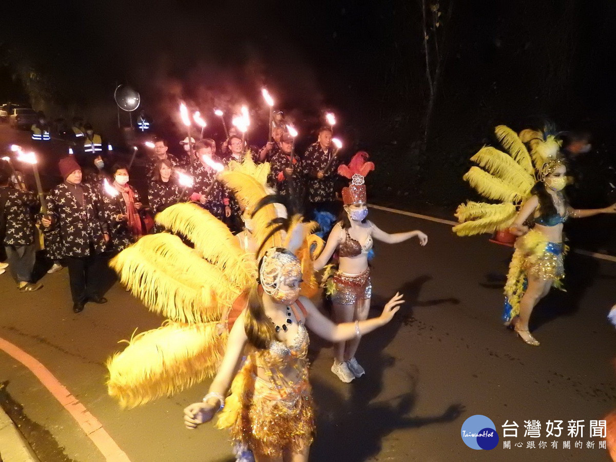 浴衣火把踩街吸引大批遊客參加，掀起活動最高潮