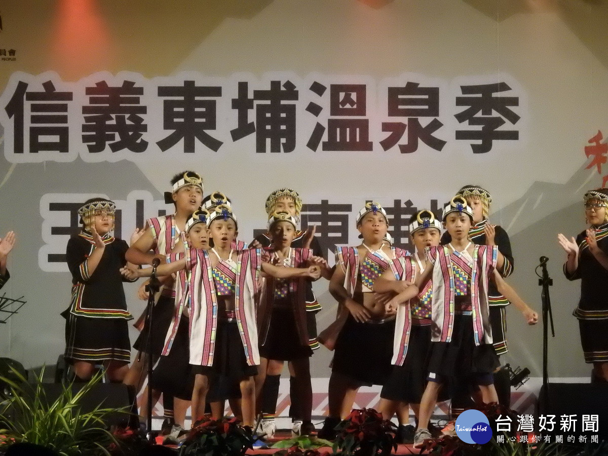 希娜巴嵐國小原聲團的演出。