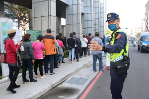 嘉倍券兌換首日，嘉義市府出現排隊人潮／陳致愷翻攝