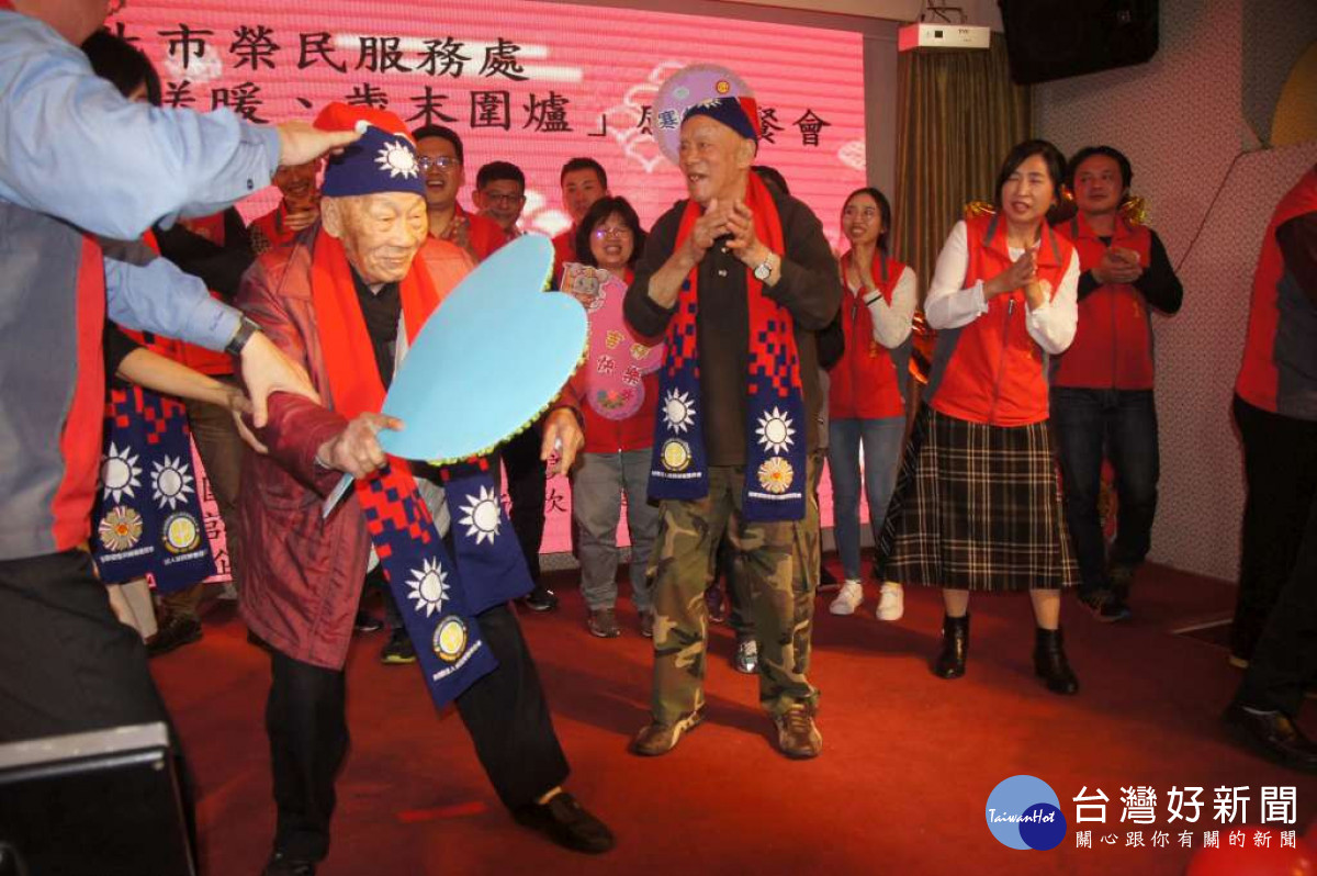 歐開平爺爺(前執扇)109年春節感恩餐會中載歌載舞，手舞足蹈