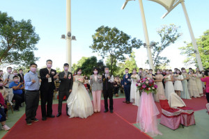 2021彰化聯合婚禮，由縣長王惠美證婚，20對新人在謝衣鳳立委等人與新人一起進場。圖／記者鄧富珍攝