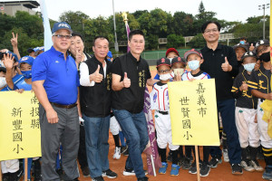 林世賢市長和同名的嘉義市「世賢」國小棒球隊相見歡。圖／記者鄧富珍攝