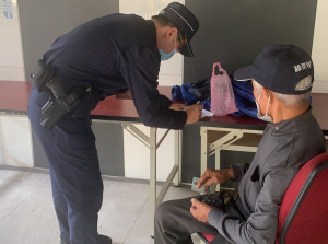 74歲邱姓老農15日上午於家接到詐騙電話，對方自稱健保局，誆騙老農健保卡遭盜用，要老農到新北市警局報到，才能避免牢獄之災