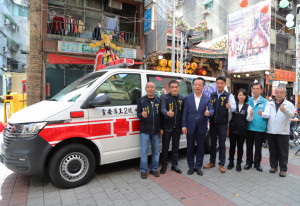 淞品生技高浚泓董事長捐贈嘉縣消防局「靈安尊王2號」救護車／陳致愷翻攝