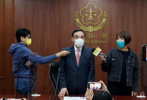 法務部長蔡清祥（中）17日宣布，已向行政院陳報刑法修正草案，未來製作或散布不實性影音檔案，最重可判有期徒刑7年。（圖／法務部）