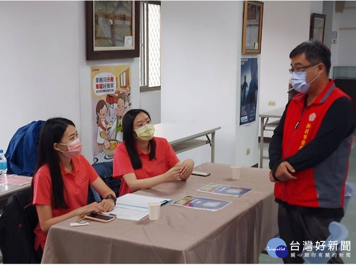 榮服處李毓錫副處長(右)到場關切面試廠商提供退除役官兵職缺待遇條件