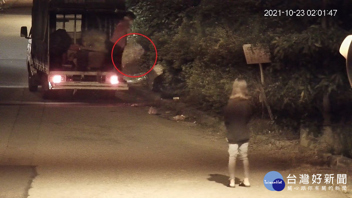 監視器拍攝到一人把風一人站在車上丟廢棄物（紅色圈圈內）的畫面。圖／彰化市公所提供
