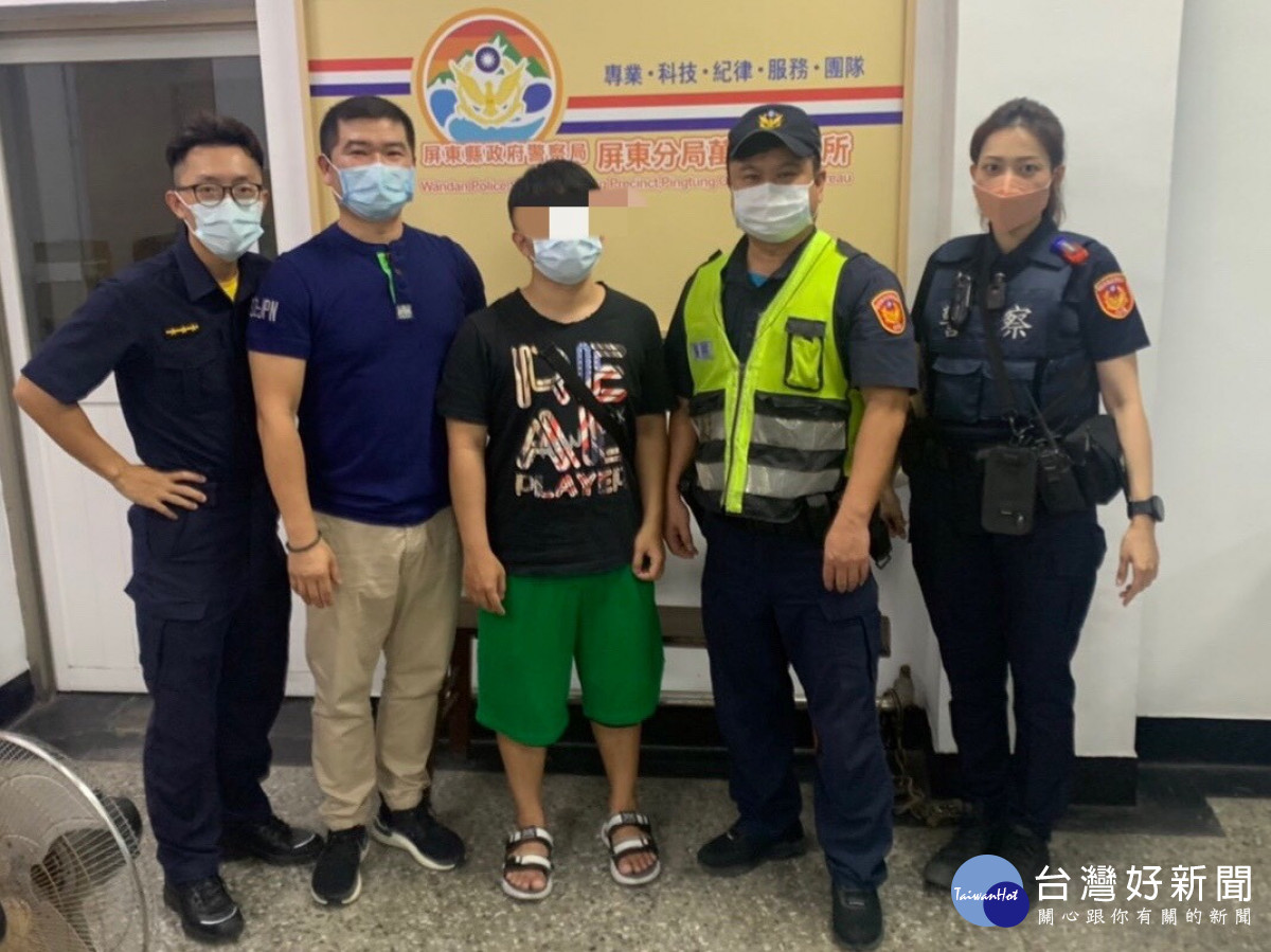 在屏東萬丹派出所與當事人家屬（侄）及協助員警合照