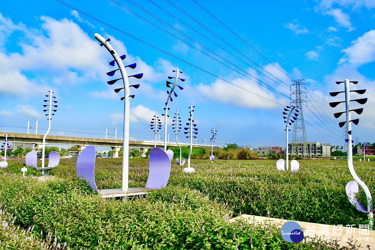 「2021桃園仙草花節」楊梅展區推出以「風」為主題的裝置藝術。