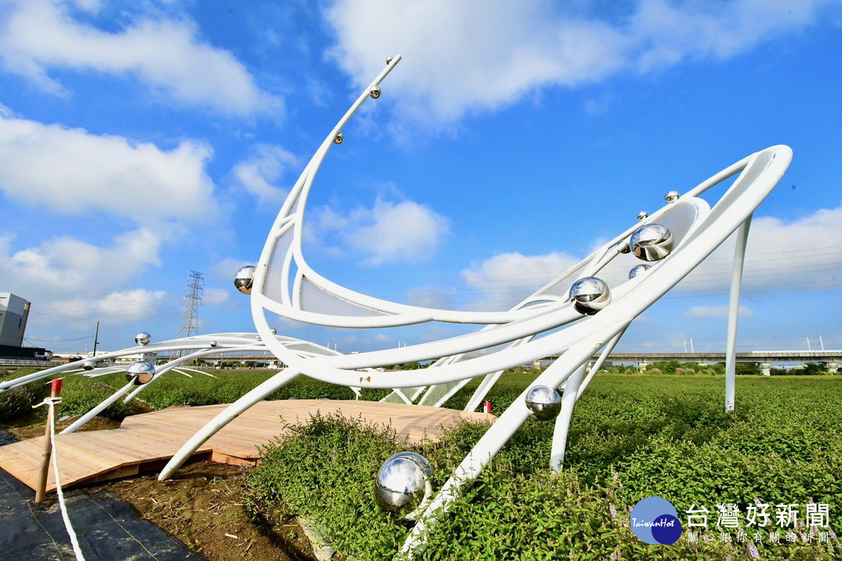 「2021桃園仙草花節」楊梅展區推出以「風」為主題的裝置藝術。<br />
